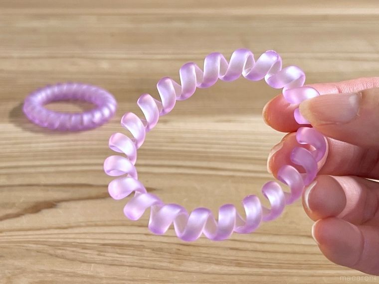 スプリングヘアゴムを手で持っている様子