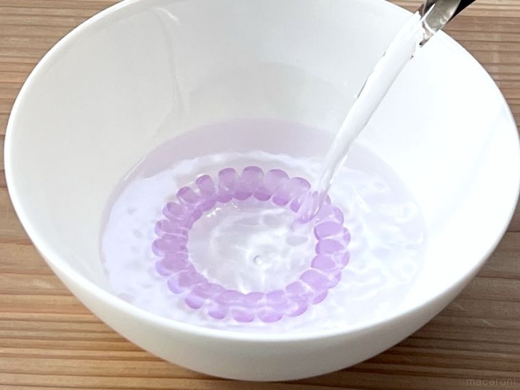 スプリングヘアゴムに熱湯をかけている様子