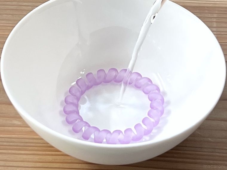 スプリングヘアゴムに熱湯をかけている様子