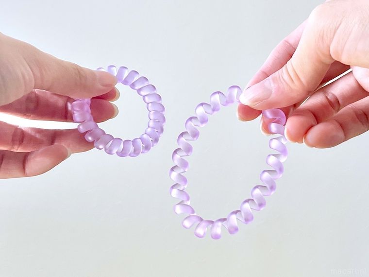 スプリングヘアゴムを手で持っている様子