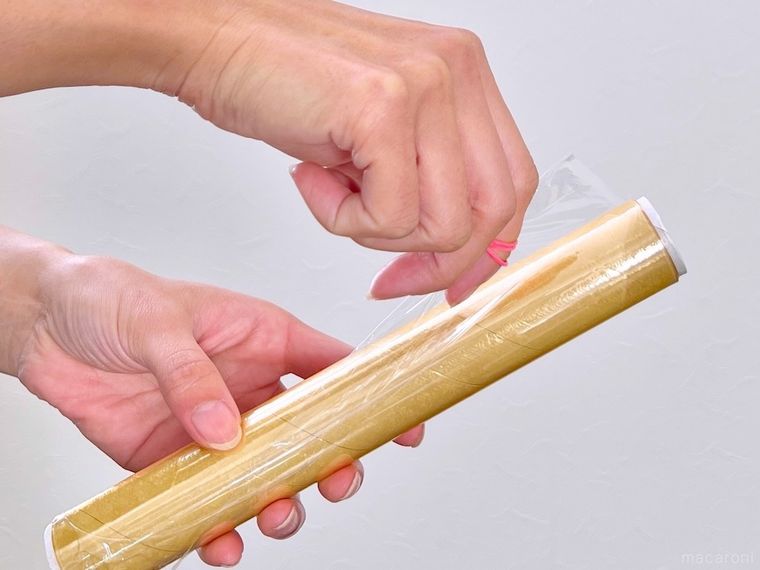 ラップの端をつかんでいる様子