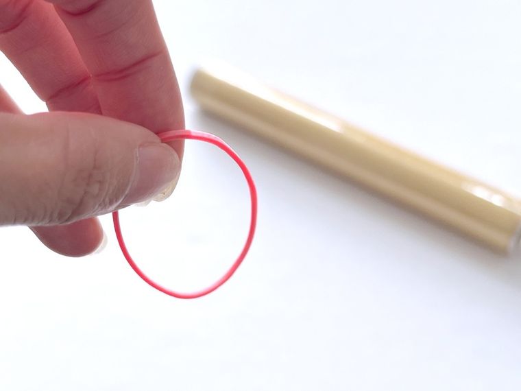 輪ゴムを持っている様子