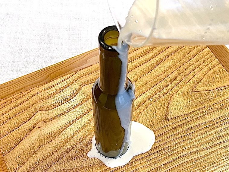 瓶に豆乳をそそいでいる様子