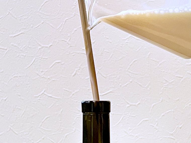 瓶に豆乳をそそいでいる様子