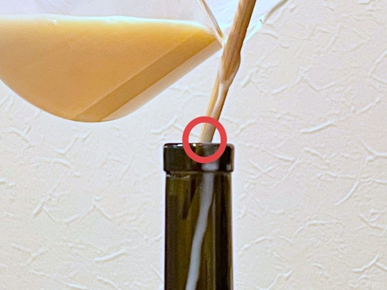 瓶に豆乳をそそいでいる様子