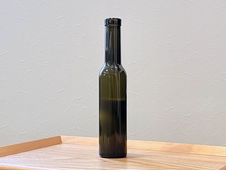 お盆の上に瓶がのっている様子