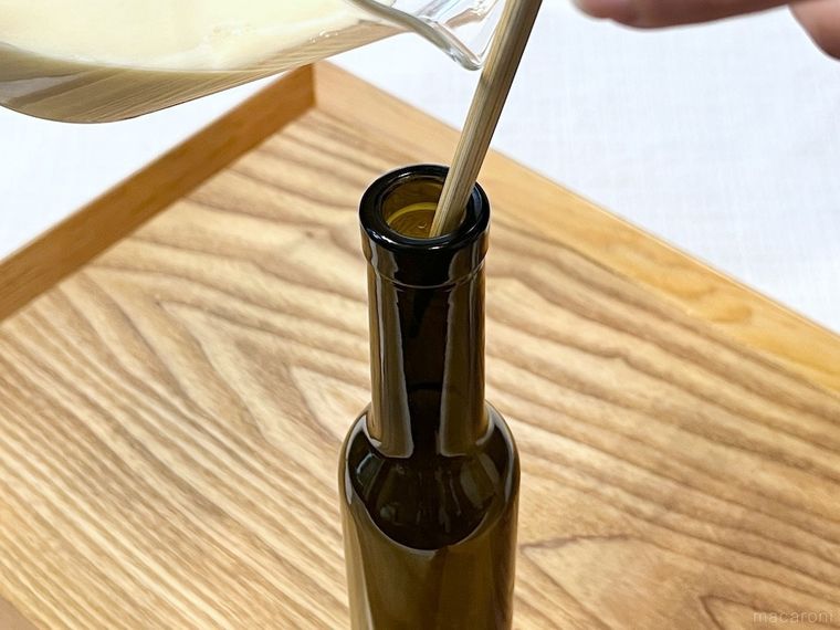 瓶に箸を差し込んだ様子