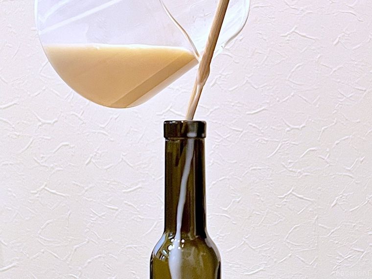 瓶に豆乳をそそいでいる様子