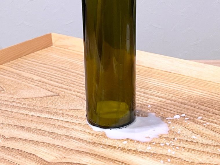 お盆の上に豆乳がこぼれている様子