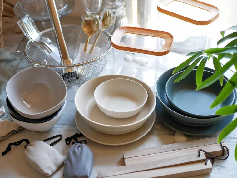 テーブルに並んだ食器類