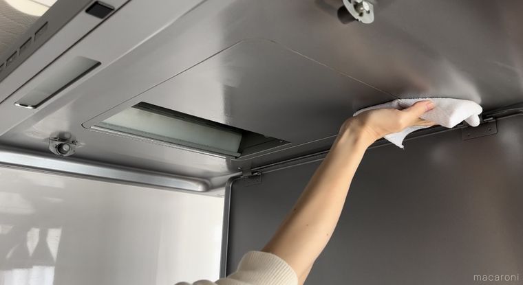レンジフードをぞうきんで拭いている様子