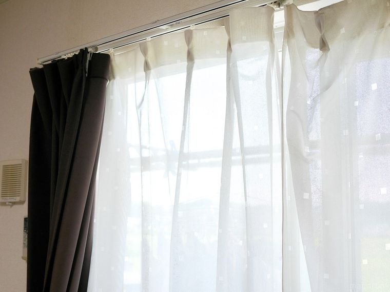 窓にかかったレースカーテン