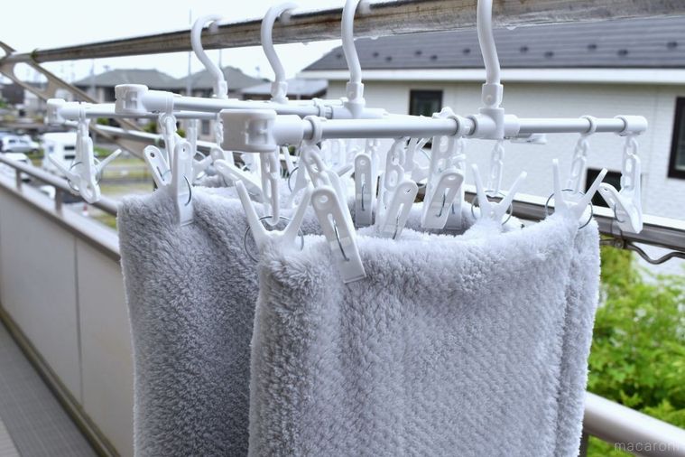 物干しざおにかかった洗濯ハンガー