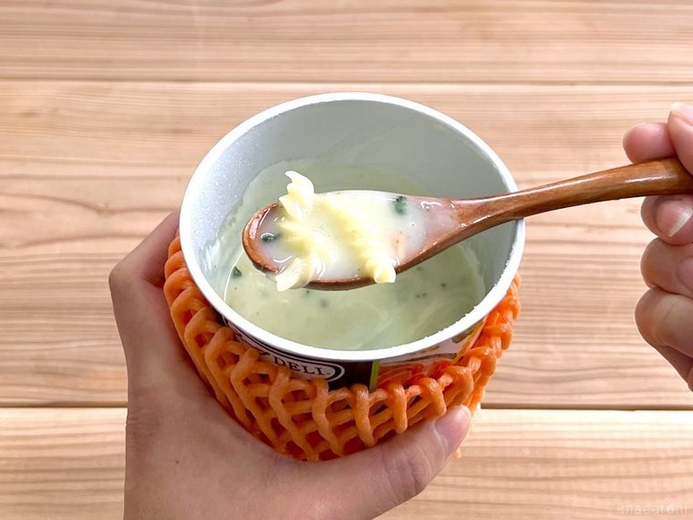 フルーツネットをかぶせたカップスープ