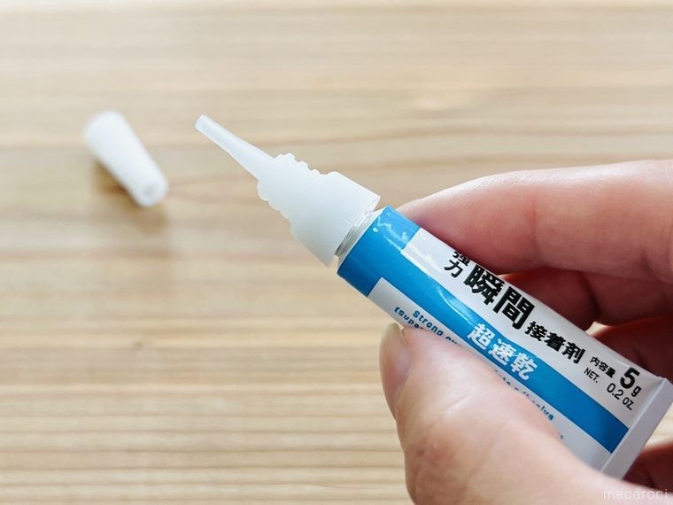 瞬間接着剤を片手で持っている様子