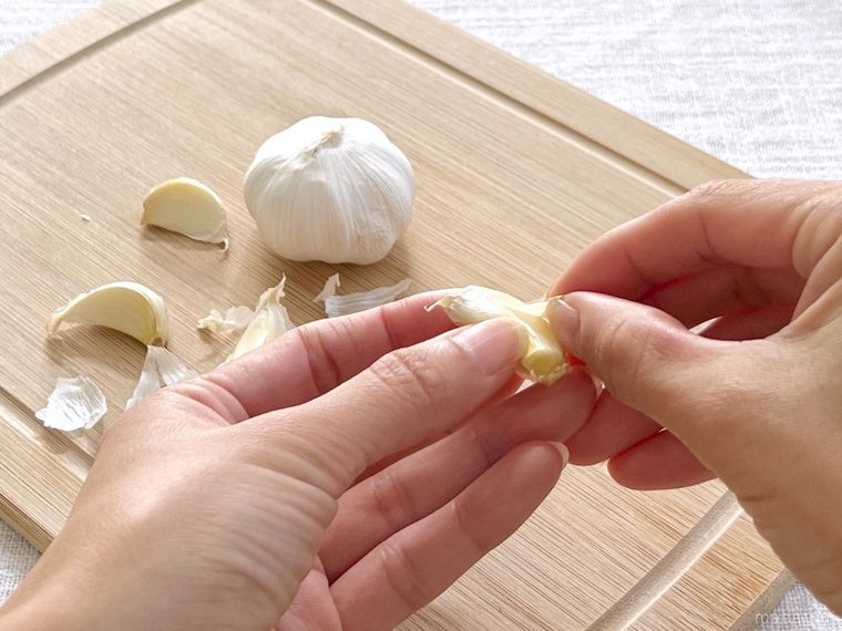 にんにくの皮を手で剥いているところ