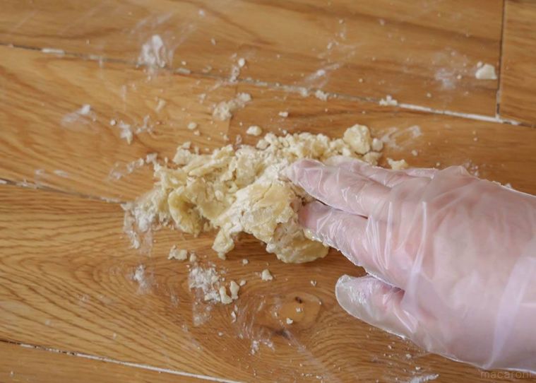 床にこぼれた油と小麦粉をまとめているところ