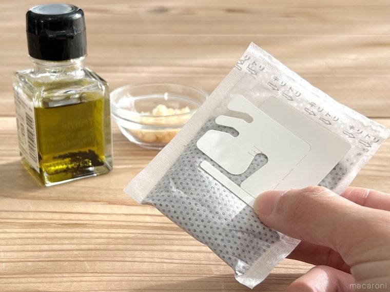 ドリップコーヒーのバッグを手で持っている様子