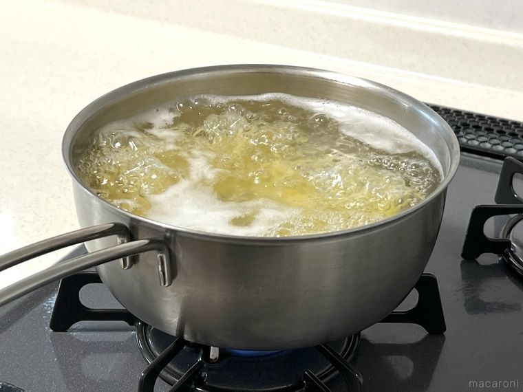 鍋でパスタをゆでている様子