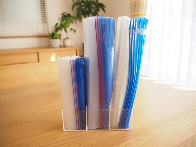 容器に立てたジップロックの袋