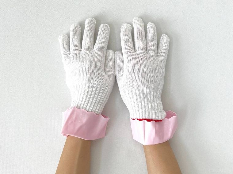 軍手ぞうきんをはめた両手