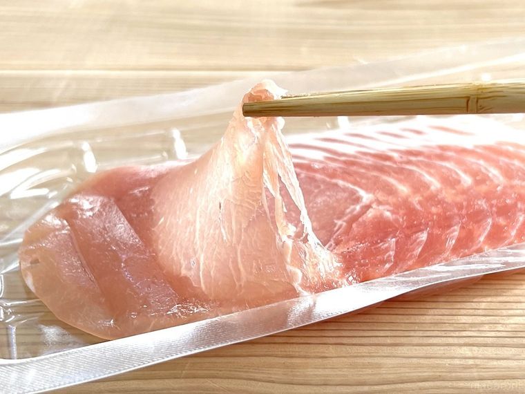 生ハムをパッケージから箸で取り出しているところ