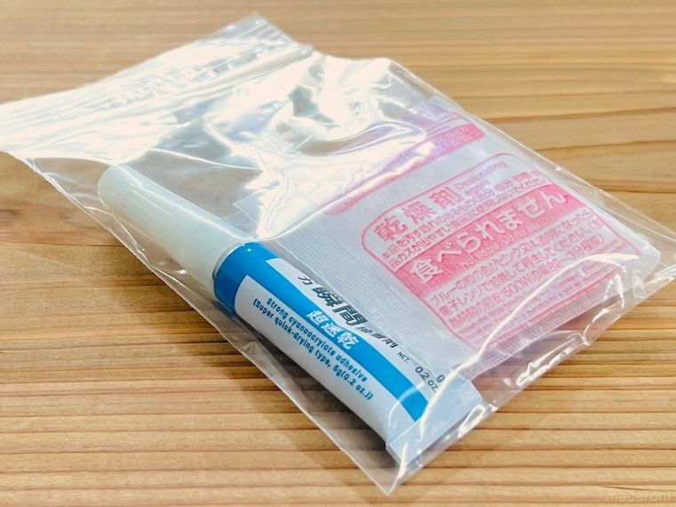 瞬間接着剤と乾燥材が入った保存袋