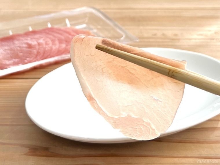 生ハムを1枚箸で持っているところ