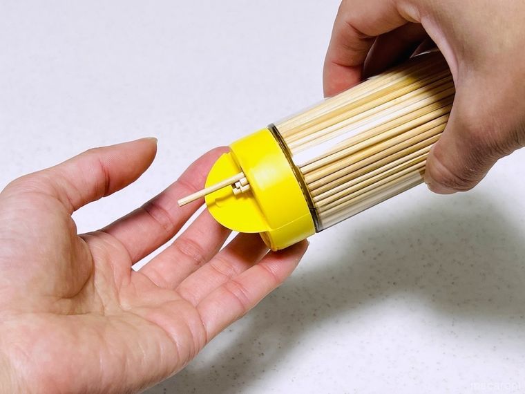 粉チーズの容器に入った竹串を出しているところ