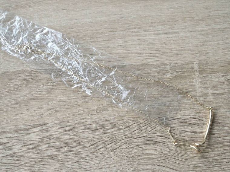 ラップでネックレスのチェーンを包んでいるところ