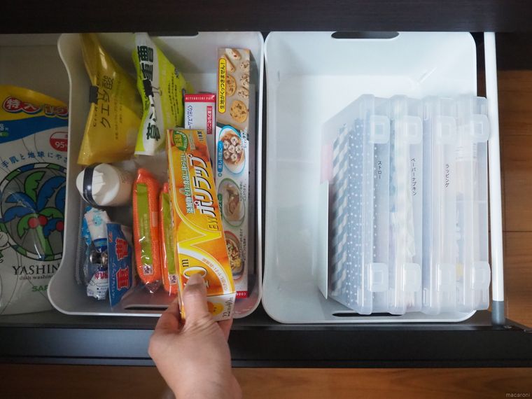 ストッカーに入ったラップを手に取っているところ