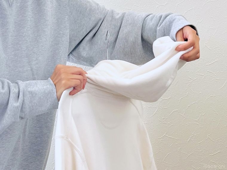 白いパーカーを手に持っている様子