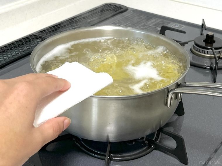 鍋の縁にオリーブオイルを塗っている様子