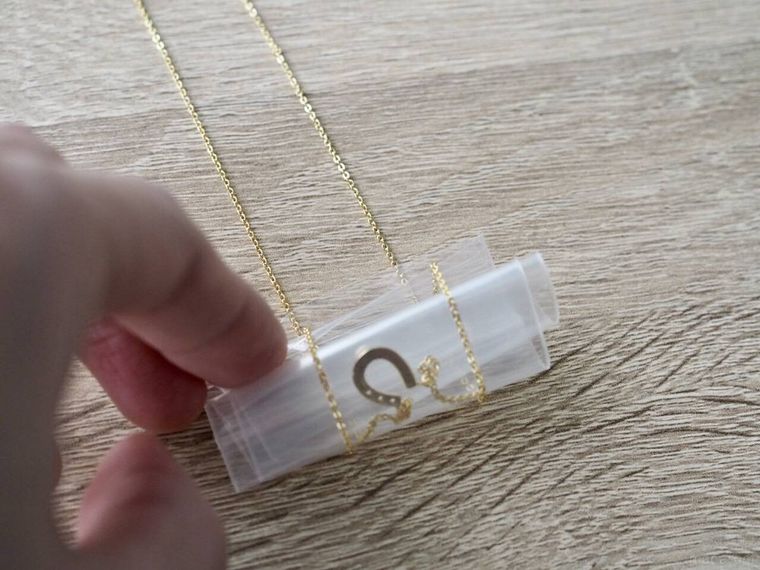 保存袋にネックレスを巻いているところ