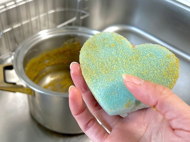 カレーが付いたハート形の青いスポンジ