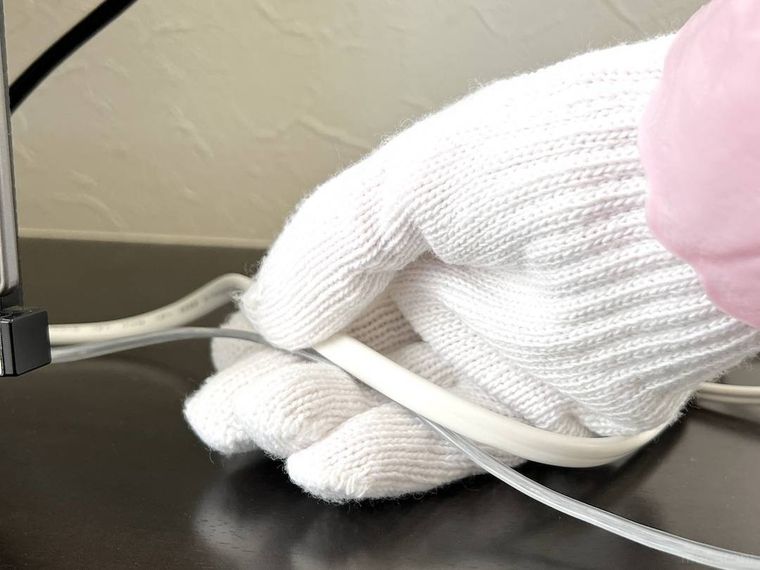 テレビの配線を軍手ぞうきんで掃除しているところ