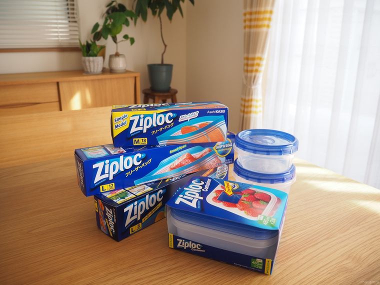 テーブルに置かれたジップロックの袋と容器