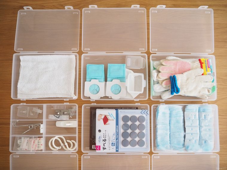 プラスチックケースに入った日用品