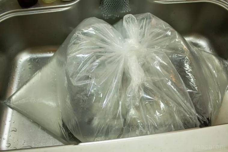 お湯を入れたゴミ袋をシンクに置いたところ