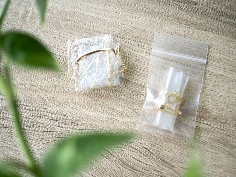 ラップや保存袋に入れたネックレス