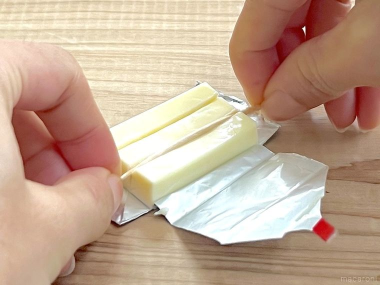 ベビーチーズを爪楊枝で切っているところ