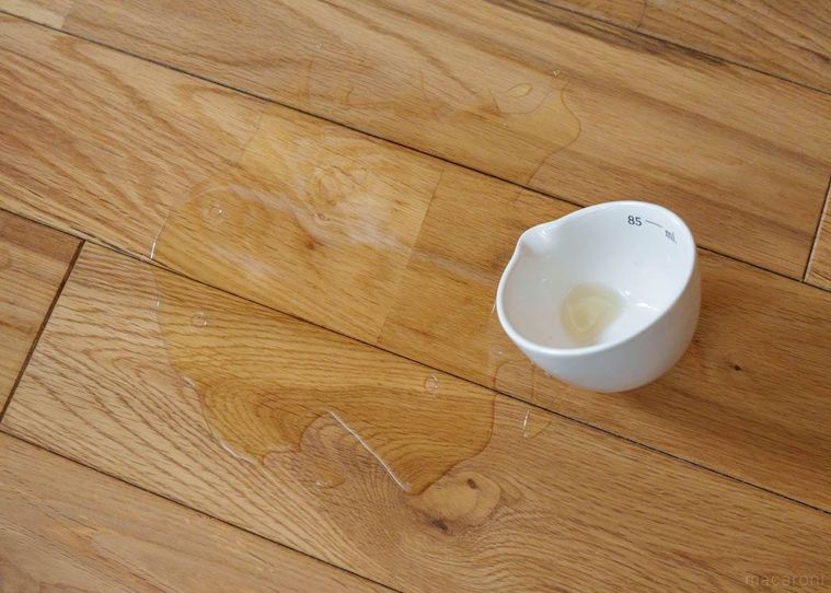 床に油がこぼれている様子