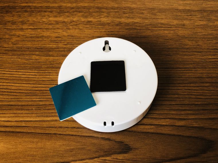 マグネットが付いたセンサーライトの裏面と金属パネル