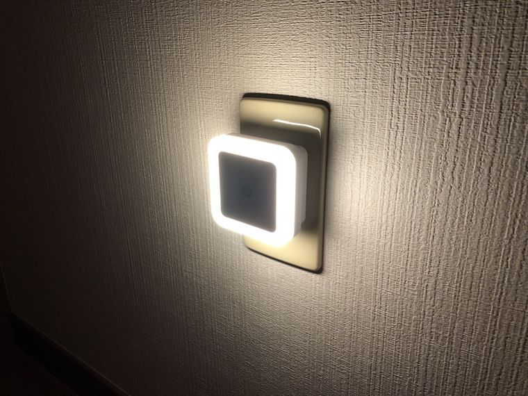 コンセントに差したセンサーライト