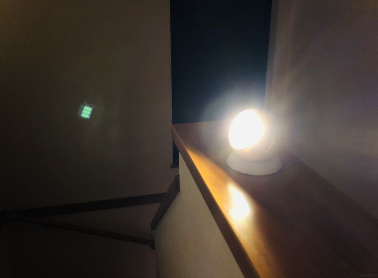 点灯しているボールタイプのセンサーライト