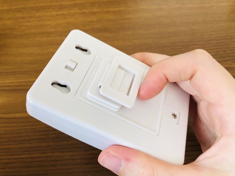 センサーライトのフックふたつを組み合わせている