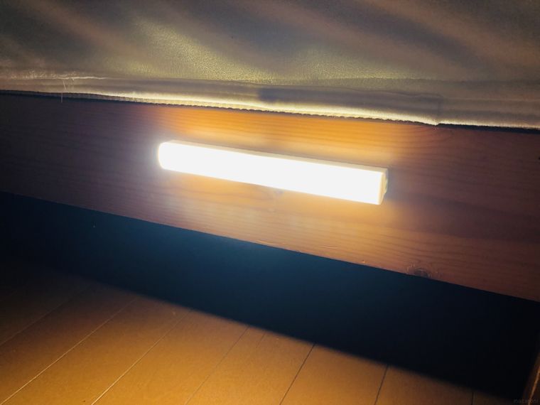 ベッドフレームに取り付けたバータイプのセンサーライト