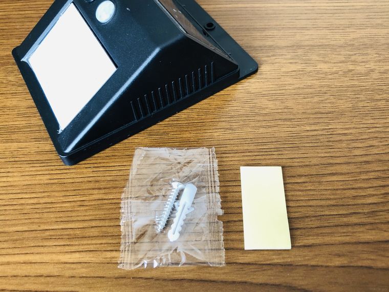 ソーラーセンサーライトとネジ、ボードアンカー、粘着テープ