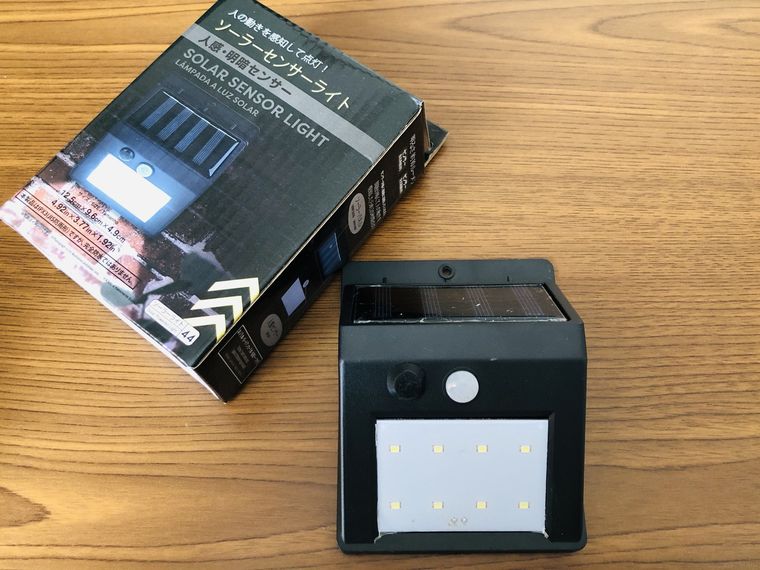 ソーラーセンサーライトとパッケージ
