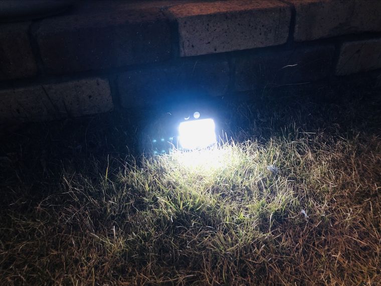 庭に置いたソーラーセンサーライト